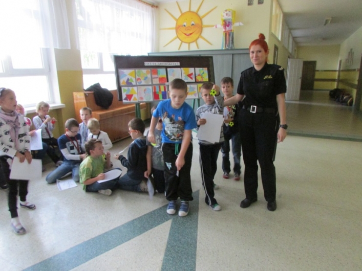 Straż Miejska uczy dzieci poprzez zabawę
