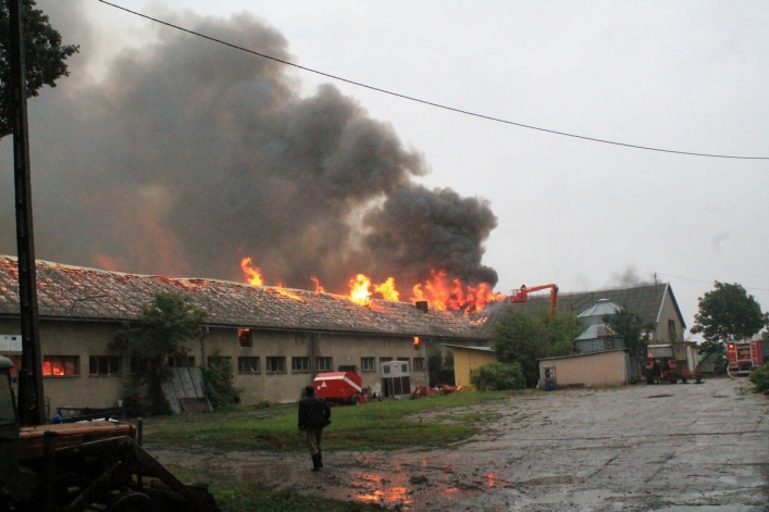 Strażacy walczą z pożarem obory w Jeziorze