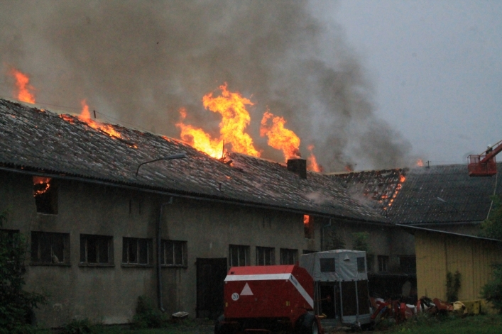 Strażacy walczą z pożarem obory w Jeziorze