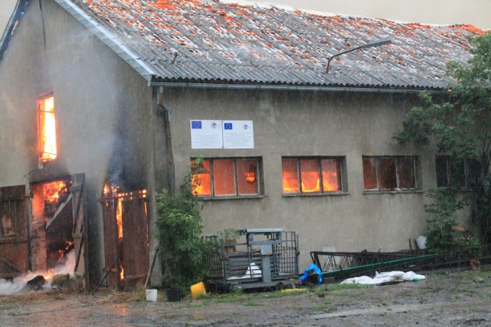 Strażacy walczą z pożarem obory w Jeziorze
