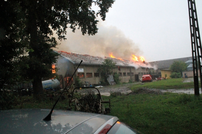 Strażacy walczą z pożarem obory w Jeziorze