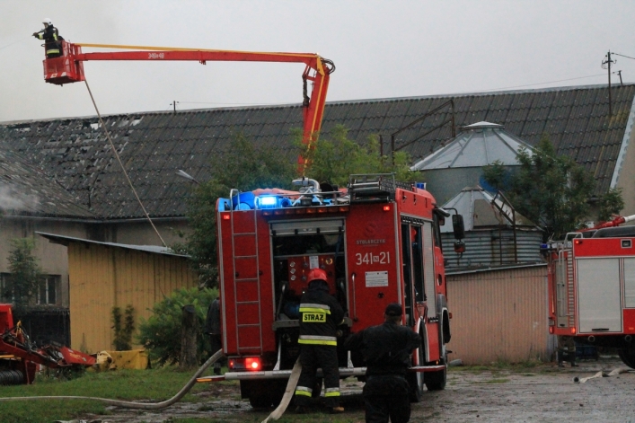 Strażacy walczą z pożarem obory w Jeziorze