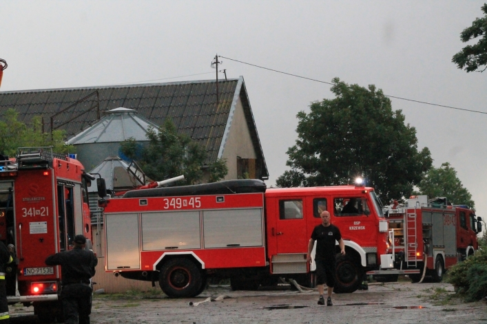 Strażacy walczą z pożarem obory w Jeziorze