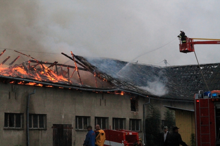 Strażacy walczą z pożarem obory w Jeziorze