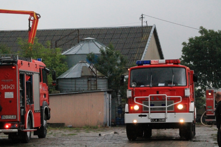 Strażacy walczą z pożarem obory w Jeziorze