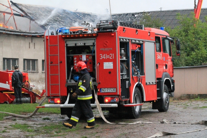 Strażacy walczą z pożarem obory w Jeziorze