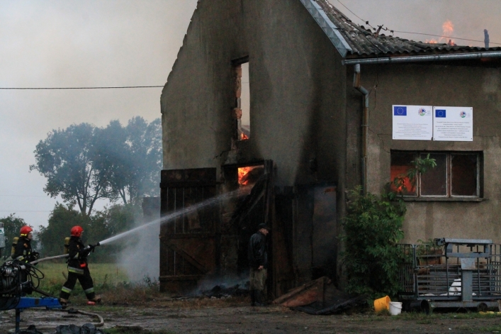Strażacy walczą z pożarem obory w Jeziorze