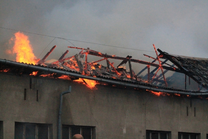 Strażacy walczą z pożarem obory w Jeziorze