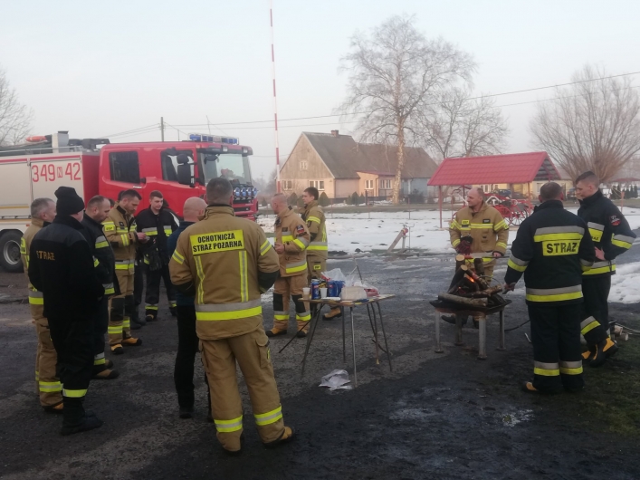 Strażacy  z Krzewska mają lancę kominowa. Na pokaz zjechali koledzy  