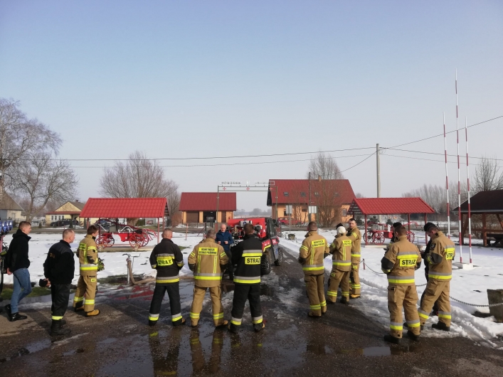 Strażacy  z Krzewska mają lancę kominowa. Na pokaz zjechali koledzy  