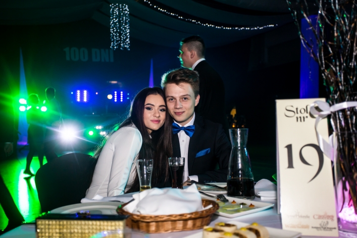 Studniówka III LO. Zobacz zdjęcia i film z balu