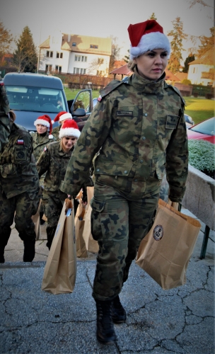 Świąteczne paczki dla podopiecznych Domu Dziecka w Elblągu
