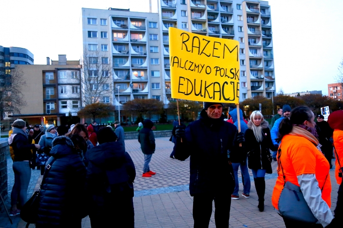 Światełko dla edukacji na Placu Kazimierza Jagiellończyka