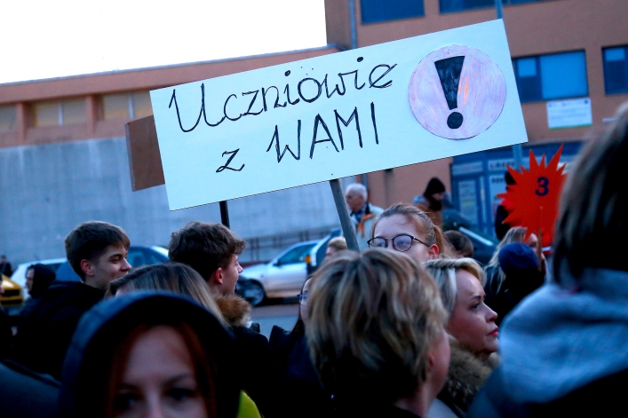 Światełko dla edukacji na Placu Kazimierza Jagiellończyka