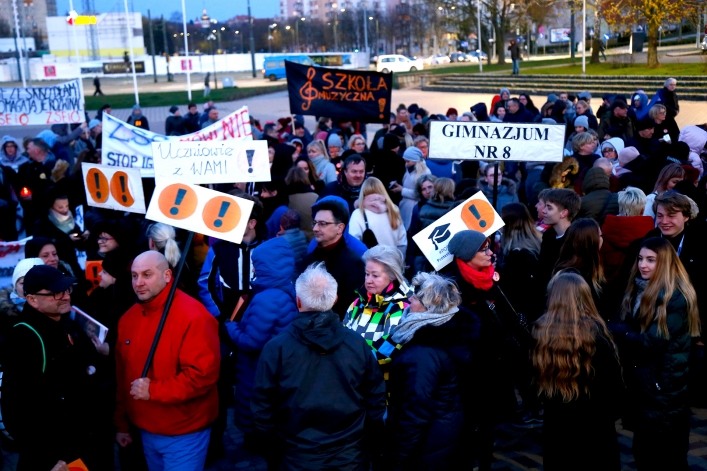 Światełko dla edukacji na Placu Kazimierza Jagiellończyka