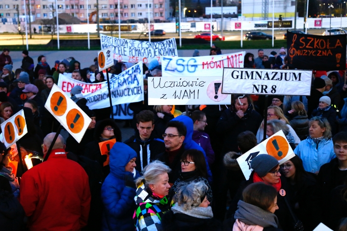 Światełko dla edukacji na Placu Kazimierza Jagiellończyka