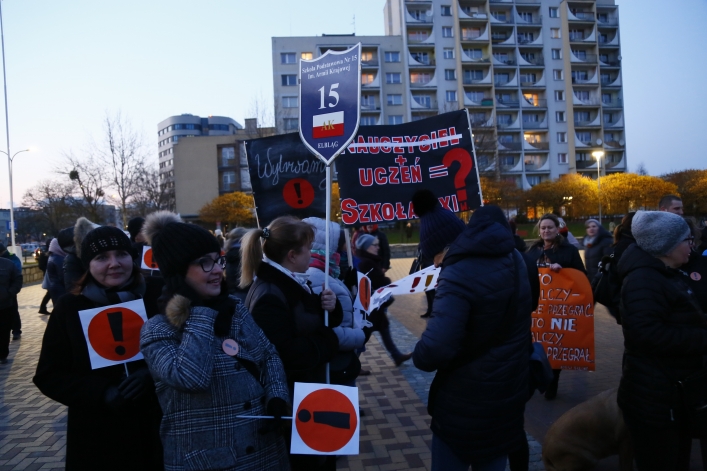 Światełko dla edukacji na Placu Kazimierza Jagiellończyka