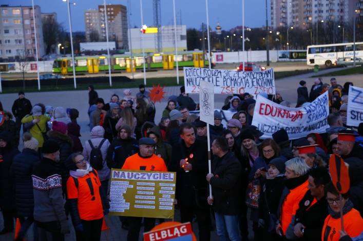 Światełko dla edukacji na Placu Kazimierza Jagiellończyka