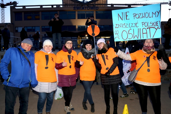 Światełko dla edukacji na Placu Kazimierza Jagiellończyka