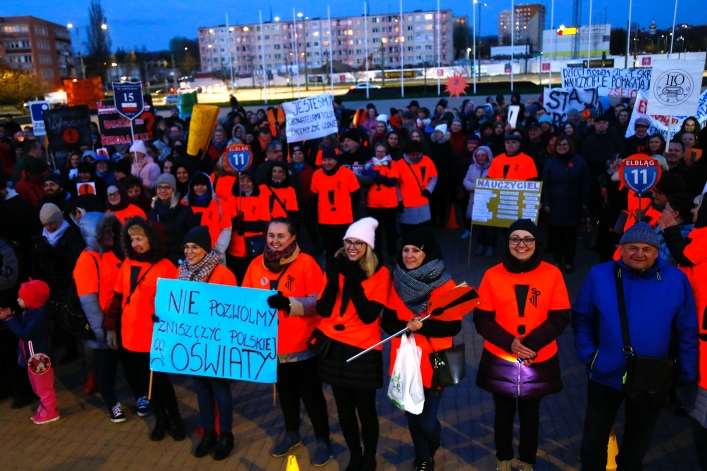 Światełko dla edukacji na Placu Kazimierza Jagiellończyka