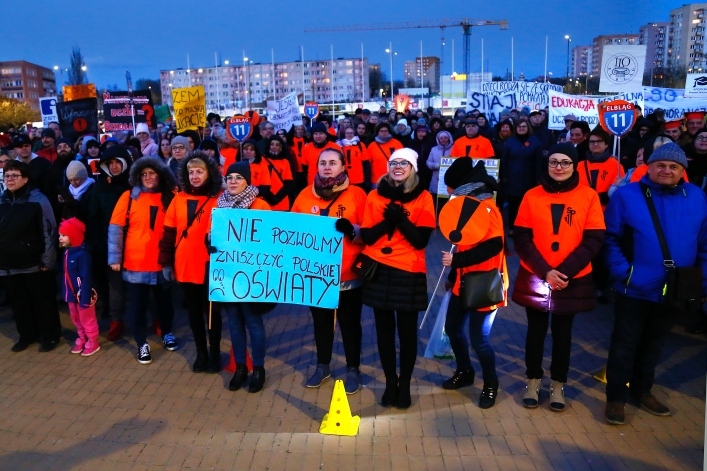 Światełko dla edukacji na Placu Kazimierza Jagiellończyka