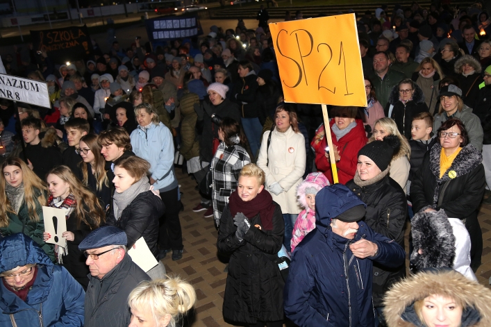 Światełko dla edukacji na Placu Kazimierza Jagiellończyka