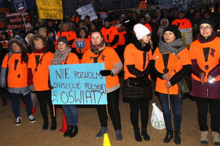 Światełko dla edukacji na Placu Kazimierza Jagiellończyka