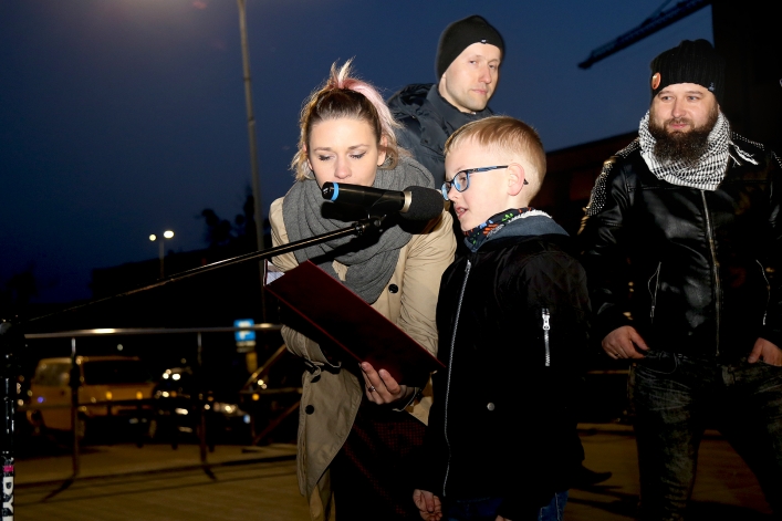 Światełko dla edukacji na Placu Kazimierza Jagiellończyka