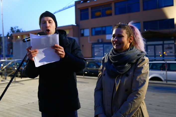 Światełko dla edukacji na Placu Kazimierza Jagiellończyka