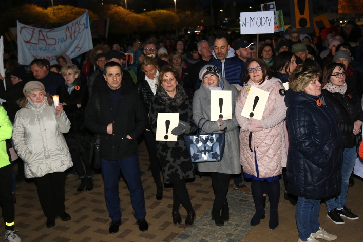 Światełko dla edukacji na Placu Kazimierza Jagiellończyka