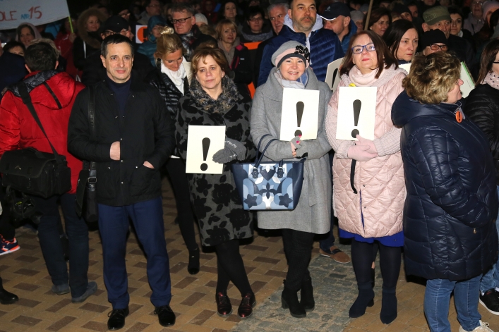 Światełko dla edukacji na Placu Kazimierza Jagiellończyka