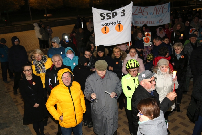 Światełko dla edukacji na Placu Kazimierza Jagiellończyka
