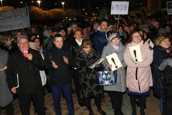 Światełko dla edukacji na Placu Kazimierza Jagiellończyka