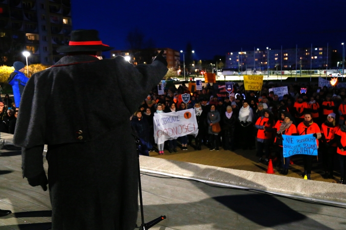 Światełko dla edukacji na Placu Kazimierza Jagiellończyka