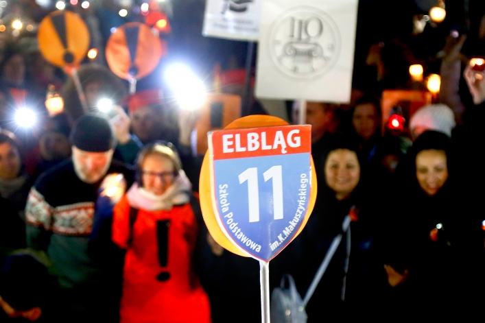 Światełko dla edukacji na Placu Kazimierza Jagiellończyka