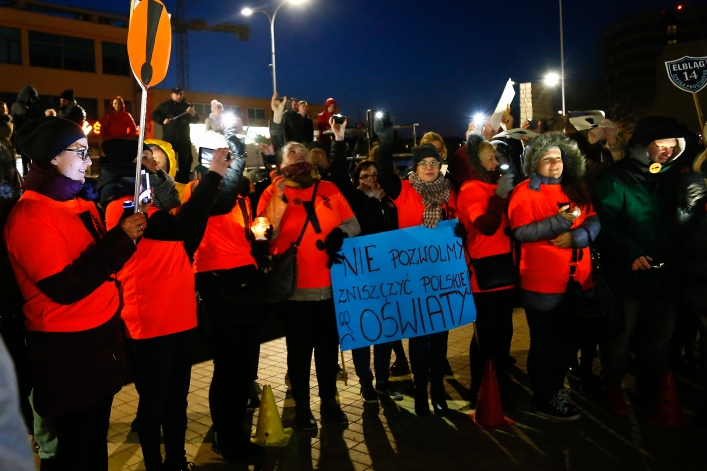 Światełko dla edukacji na Placu Kazimierza Jagiellończyka