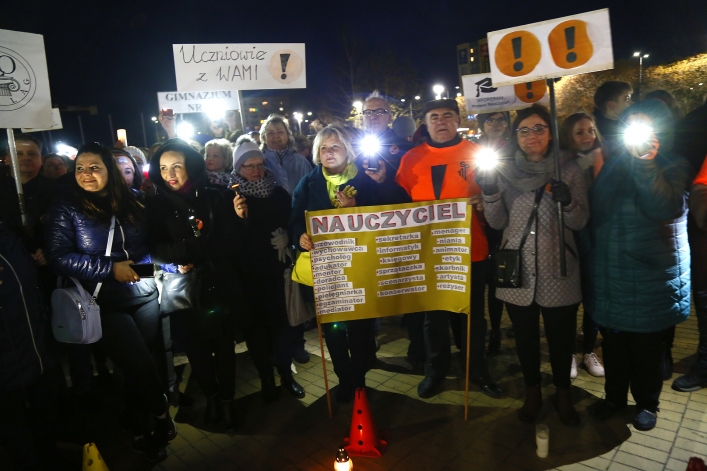Światełko dla edukacji na Placu Kazimierza Jagiellończyka