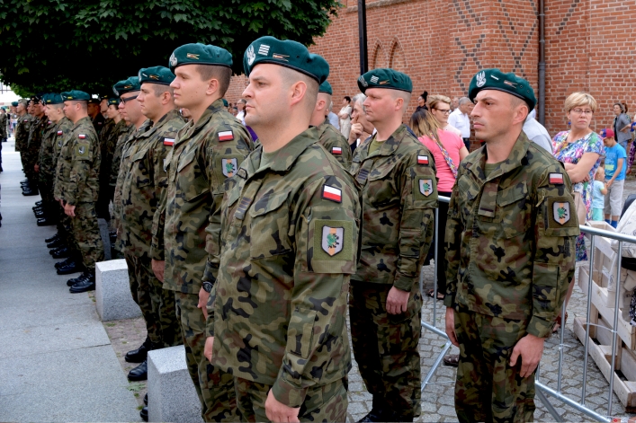 Święto Wojska Polskiego w Elblągu. Ulicą Stary Rynek przeszła defilada 