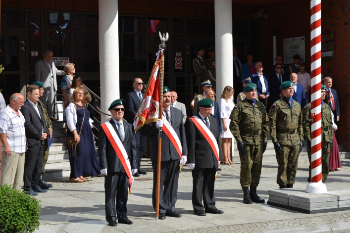 Święto Wojska Polskiego w Elblągu. Ulicą Stary Rynek przeszła defilada 