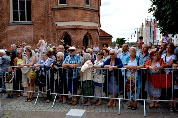 Święto Wojska Polskiego w Elblągu. Ulicą Stary Rynek przeszła defilada 
