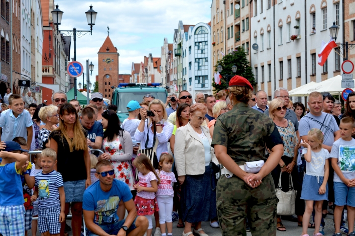 Święto Wojska Polskiego w Elblągu. Ulicą Stary Rynek przeszła defilada 