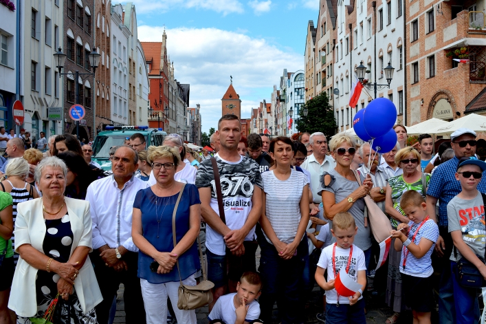 Święto Wojska Polskiego w Elblągu. Ulicą Stary Rynek przeszła defilada 