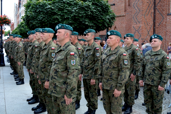 Swięto Wojska Polskiego w Elblągu. Ulicą Stary Rynek przeszła defilada 