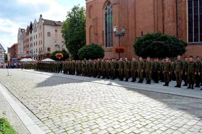 Swięto Wojska Polskiego w Elblągu. Ulicą Stary Rynek przeszła defilada 