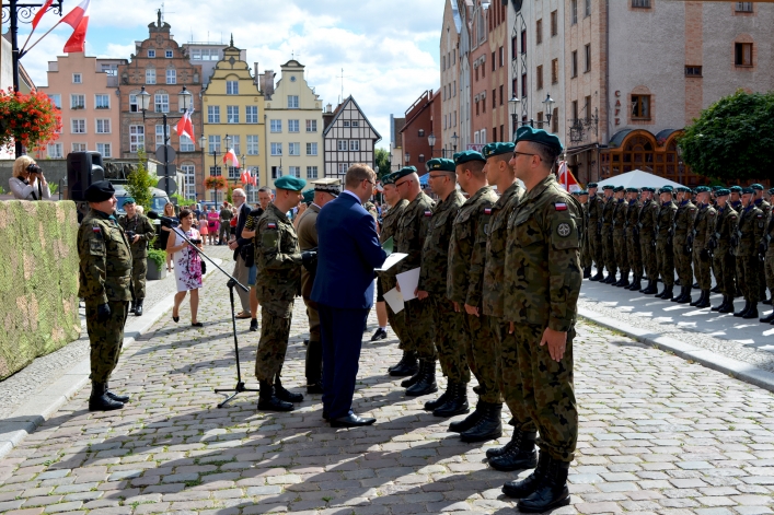 Swięto Wojska Polskiego w Elblągu. Ulicą Stary Rynek przeszła defilada 