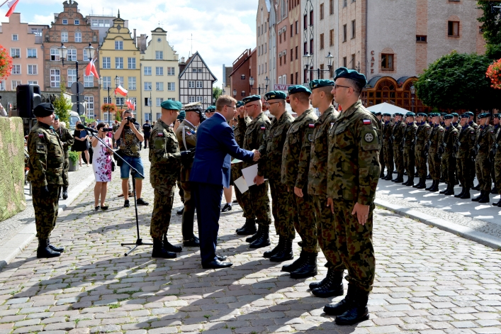 Swięto Wojska Polskiego w Elblągu. Ulicą Stary Rynek przeszła defilada 