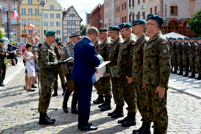 Swięto Wojska Polskiego w Elblągu. Ulicą Stary Rynek przeszła defilada 