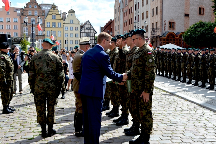 Swięto Wojska Polskiego w Elblągu. Ulicą Stary Rynek przeszła defilada 