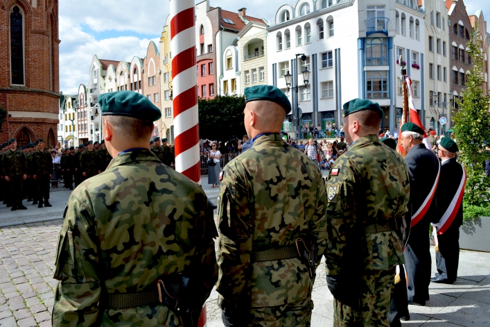 Swięto Wojska Polskiego w Elblągu. Ulicą Stary Rynek przeszła defilada 