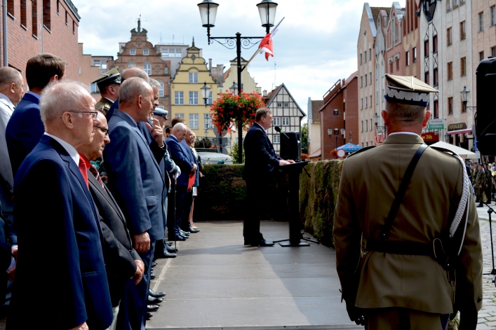 Swięto Wojska Polskiego w Elblągu. Ulicą Stary Rynek przeszła defilada 